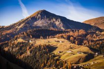 Herbstliche Berglandschaft und Hanghäuser — Stockfoto