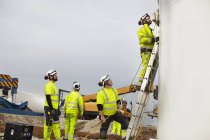 Engenheiros que trabalham no estaleiro de construção de turbinas eólicas — Fotografia de Stock