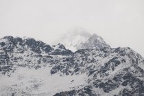 Schneebedeckte neblige Gebirgskette, Nepal — Stockfoto
