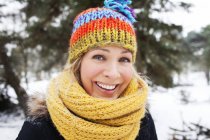 Gros plan portrait de femme en bonnet et écharpe en laine en hiver — Photo de stock