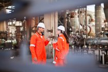 Lavoratori che parlano alla raffineria di petrolio — Foto stock