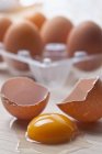 Cascas de ovos quebradas e gema de ovo — Fotografia de Stock