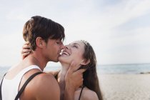 Paar küsst sich am Strand — Stockfoto