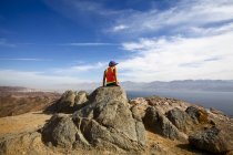 Female hiker enjoying the view from a summit of the Eilat mountains, Israel — Stock Photo