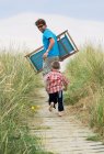 Padre e hijo dirigiéndose a la playa - foto de stock
