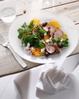 Assiette de porc avec salade d'orange marinée — Photo de stock