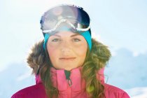 Porträt einer jungen Skifahrerin, die in die Kamera blickt — Stockfoto
