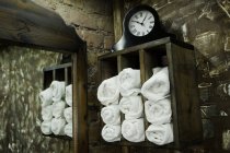 Asciugamani arrotolati sullo scaffale — Foto stock