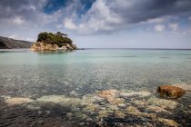 Aguas costeras claras cerca de la isla de Elba - foto de stock