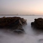 Puesta de sol nebulosa en la costa, Oporto - foto de stock