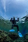 Nuoto subacqueo da formazioni rocciose — Foto stock