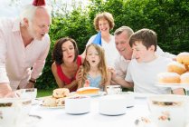 Familia celebrando el cumpleaños de chica - foto de stock