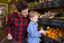 Father and son buying produce in store — Stock Photo