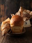 Frisch gebackene Brotlaibe auf dem Tisch — Stockfoto