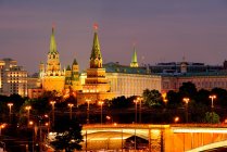 View of Kremlin towers and the Big Kamenny bridge at night, Moscow, Russia — стоковое фото