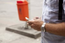 Крупним планом чоловік текстові повідомлення на смартфоні, місто Копакабана, Ріо-де-Жанейро, Бразилія — стокове фото