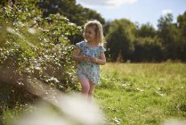Junges Mädchen geht durch Feld — Stockfoto