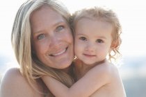 Porträt einer Mutter, die ihre kleine Tochter umarmt — Stockfoto