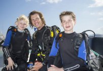 Ritratto di due ragazzi con insegnante di immersioni maschio medio adulto — Foto stock