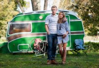 Paar steht vor Wohnwagen in Park — Stockfoto