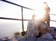 Tre giovani amici adulti sulla costa illuminata dal sole, Marsiglia, Francia — Foto stock