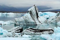 Vista de la laguna de Jokulsarlon con témpanos de hielo, Islandia - foto de stock