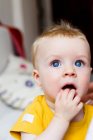Bambino masticare le dita, concentrarsi sul primo piano — Foto stock