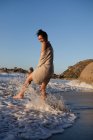 Menina salpicando água com pernas — Fotografia de Stock