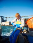 Рыбак держит лобстера на лодке — стоковое фото