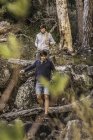 Männliche Wanderer, die Waldfelsformation hinunter wandern, Wildpark, Kapstadt, Südafrika — Stockfoto