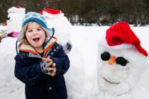Портрет мальчика и снеговиков — стоковое фото