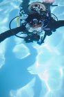 Молода жіноча підготовка дайверів підводного плавання в басейні — стокове фото