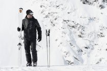 Portrait of mid adult man holding skis, Obergurgl, Austria — Stock Photo