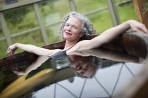 Портрет зрелой женщины, отдыхающей в гидромассажной ванне на эко-ретрите — стоковое фото