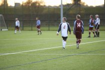 Giocatori di calcio a stop in gioco sul campo — Foto stock