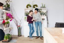 Женщина и девочка-подросток в цветочной студии — стоковое фото