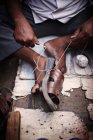 Nahaufnahme eines Mannes, der Schuhe repariert — Stockfoto
