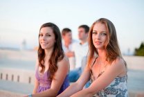 Жінки сидять на пірсі на відкритому повітрі — стокове фото