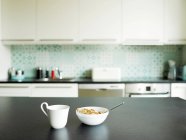 Tea and cereal on kitchen counter — Stock Photo