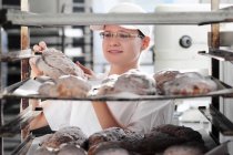 Bäcker legt Brotteig auf Backblech — Stockfoto