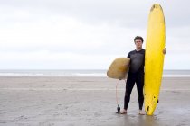 Retrato de homem com pranchas de surf na praia — Fotografia de Stock