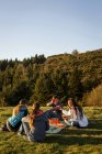 Caminhantes fazendo piquenique no topo da colina, Montseny, Barcelona, Catalunha, Espanha — Fotografia de Stock