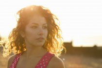 Porträt einer jungen Frau im Sonnenlicht — Stockfoto