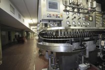 Máquina embotelladora de cerveza en cervecería - foto de stock