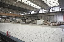 Marmorplatten in Fabrik — Stockfoto