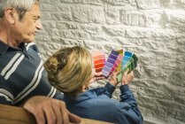 Старшие пары держат цветные карты — стоковое фото