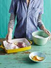 Mulher preparando pato prosciutto passo 1, seios de pato salgados — Fotografia de Stock