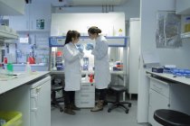 Tecnici di laboratorio di biologia che discutono al lavoro — Foto stock