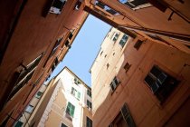 Edificios de apartamentos bajo cielo azul - foto de stock