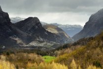 Vista del valle y montañas lejanas, Condado de Rogaland, Noruega - foto de stock